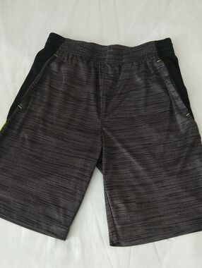 Spalding Boys Dark Grey, Black And Neon Green Athletic Shorts Size M (10-12)